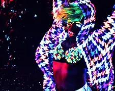 Gloeien in het donker met Major Lazer clip Sweat