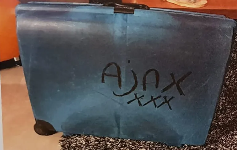 Gloeiende, je kunt als Feyenoorder niet eens stickers op je koffer plakken