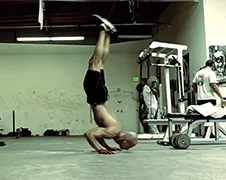 Gluren naar een trainende Frank Medrano