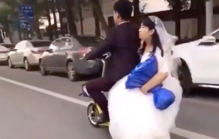 Goed begin van je huwelijk: Bruid pleurt van scooter