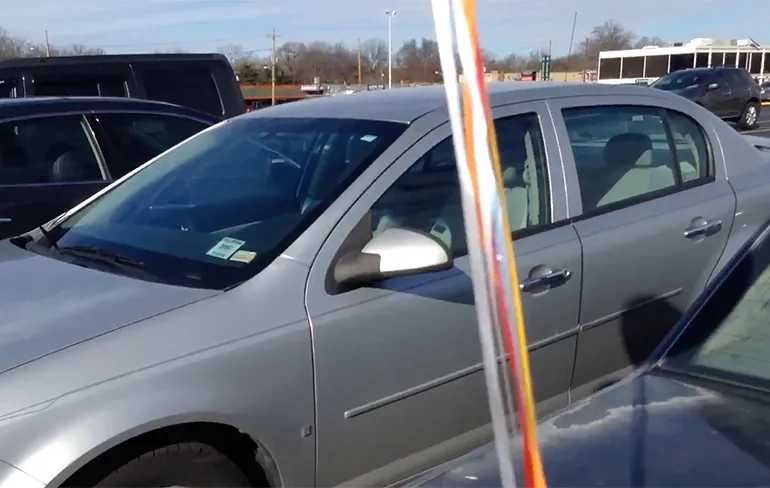 Goedkope manier om je auto nooit meer kwijt te raken op grote parkeerplaats