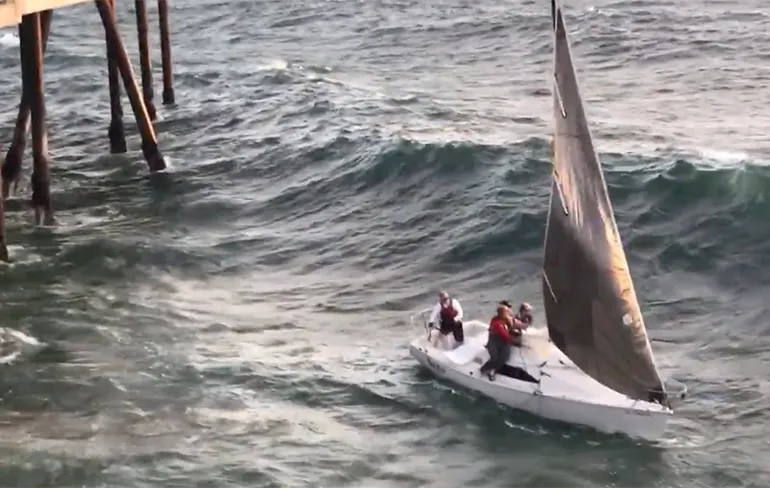 Golf smijt zeilboot tegen de pier van Redondo Beach