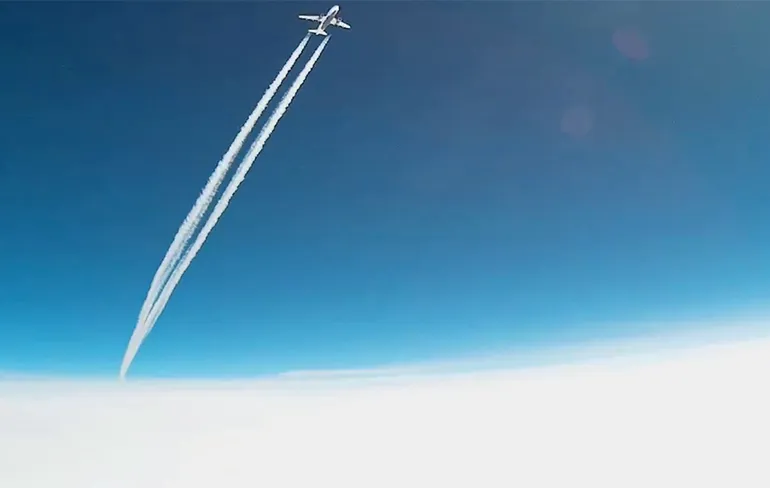 GoPro op weerballon legt passeren Airbus A319 vast