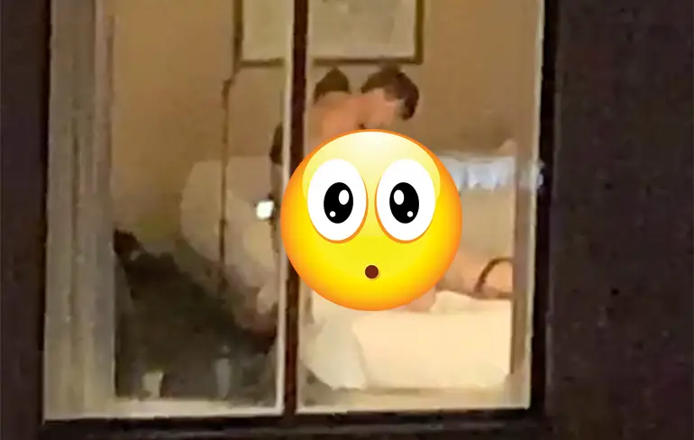 Gordijnen vergeten te sluiten, dus iedereen kan genieten van de vuist