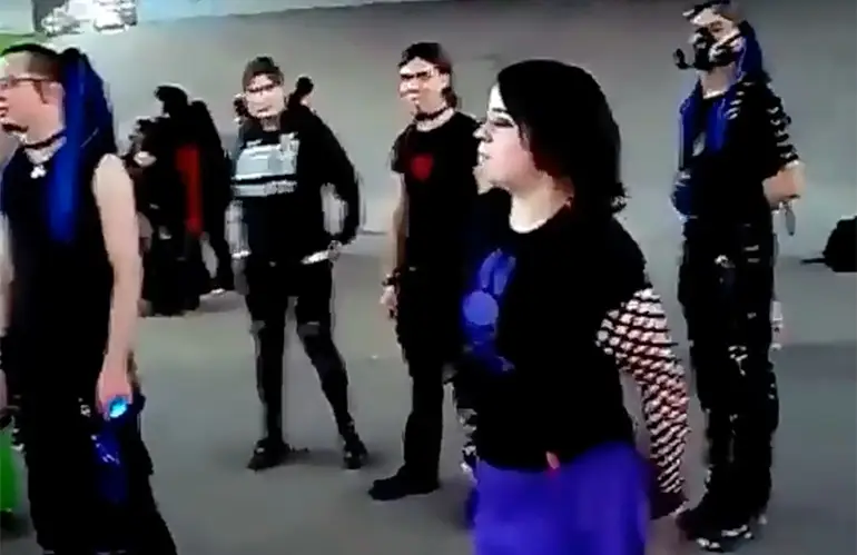 Gothic ravers gaan los op All I Want for Christmas
