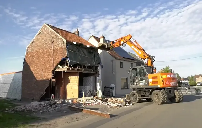 Graafmachine geeft tikje en huis in Belgische Wachtbeke stort in