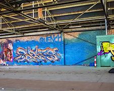 Graffiti artiesten nemen verlaten pakhuis onder handen