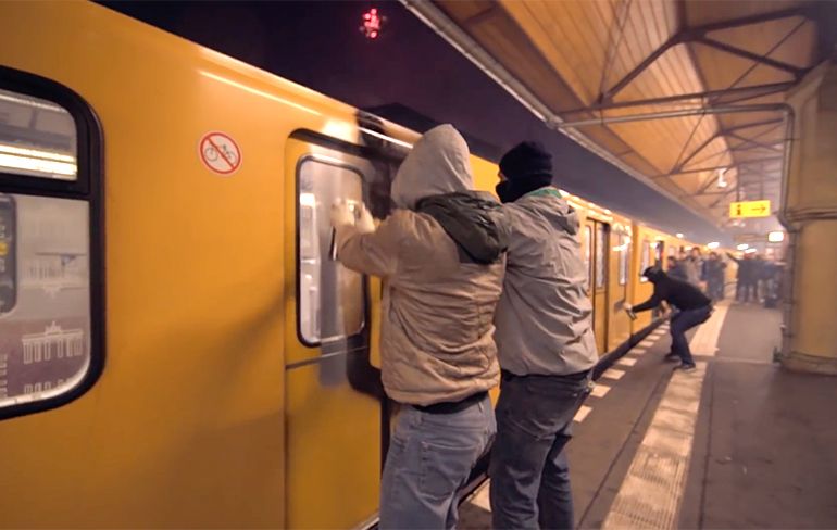Graffiti boys van 1UP nemen tijdens oud en nieuw een treinstel onder handen