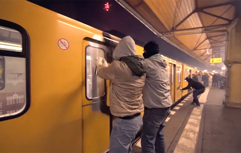 Graffiti boys van 1UP nemen tijdens oud en nieuw een treinstel onder handen