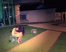 Grap met eenzaam en verlaten meisje...