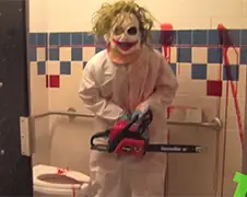 Grapje met kettingzaag op openbaar toilet...