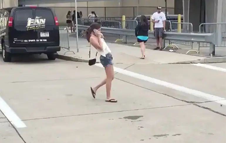 Grietje is zo dronken dat ze letterlijk achteruit gaat lopen