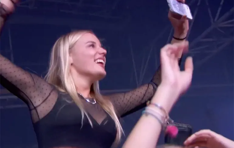 Grietje laat pluspunten zien tijdens AMF set Armin van Buuren vs Hardwell