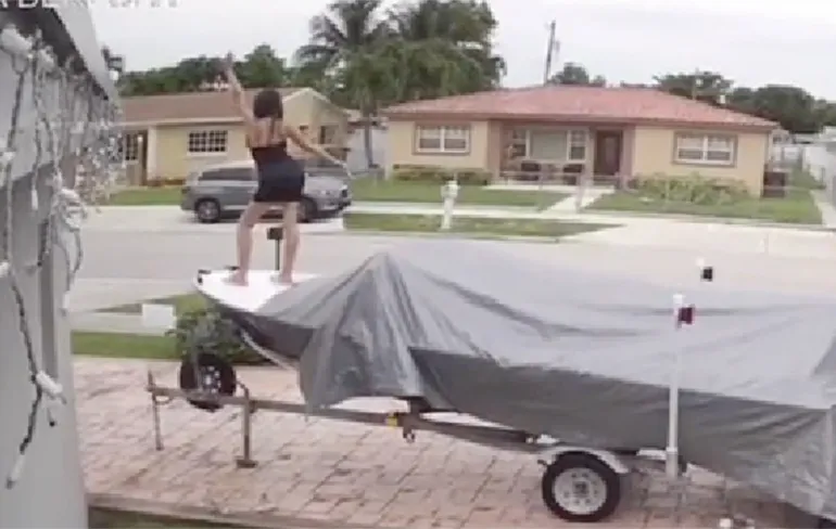 Grietje maakt foto's op geparkeerde boot, maar gaat hangend ten onder