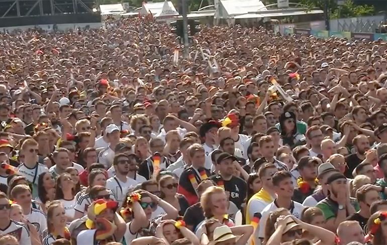Groepje Mexicanen viert doelpunt tegen Duitsland in fanzone in Berlijn
