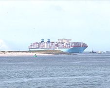 Grootste containerschip ter wereld "Mearsk MC Kinney" in Rotterdam