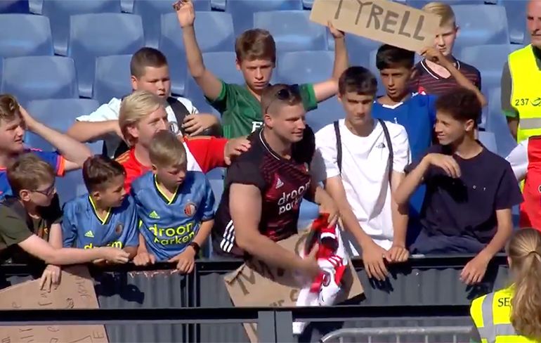 Grote Feyenoord-fan kaapt shirt weg voor neus van kleine Feyenoord-fan