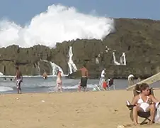 Grote golven op strandje in Puerto Rico
