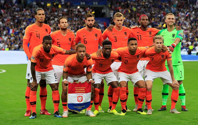 Grove spelfout tijdens teamfoto Oranje voorafgaand ballen tegen Frankrijk