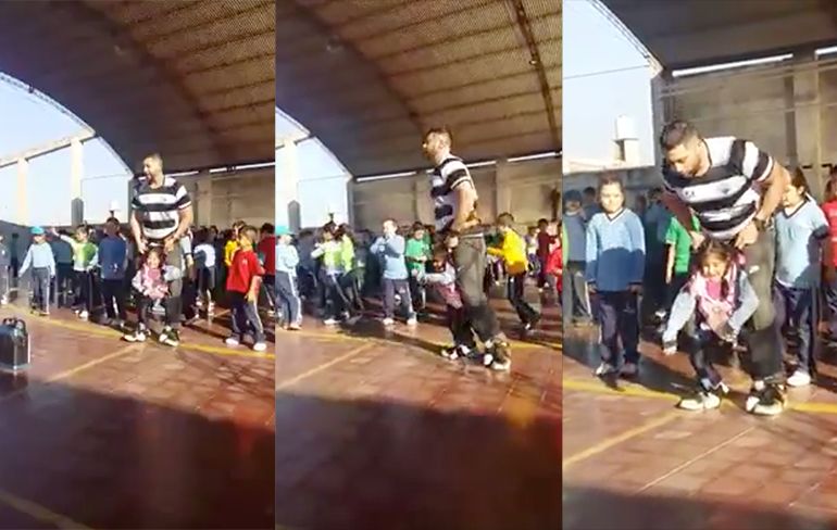 Gymleraar laat gehandicapt meisje mee dansen met de andere kinderen