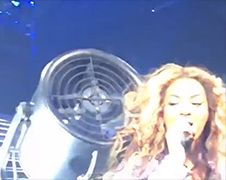 Haar Beyonce vast in ventilator