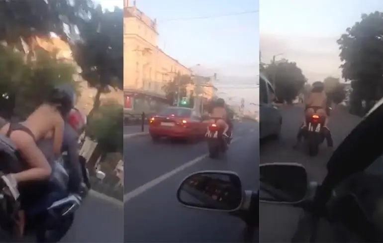 Half naakte dame maakt ritje achterop motor in Rusland