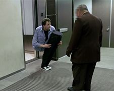 Halve Andy Gross laat mensen schrikken in lift