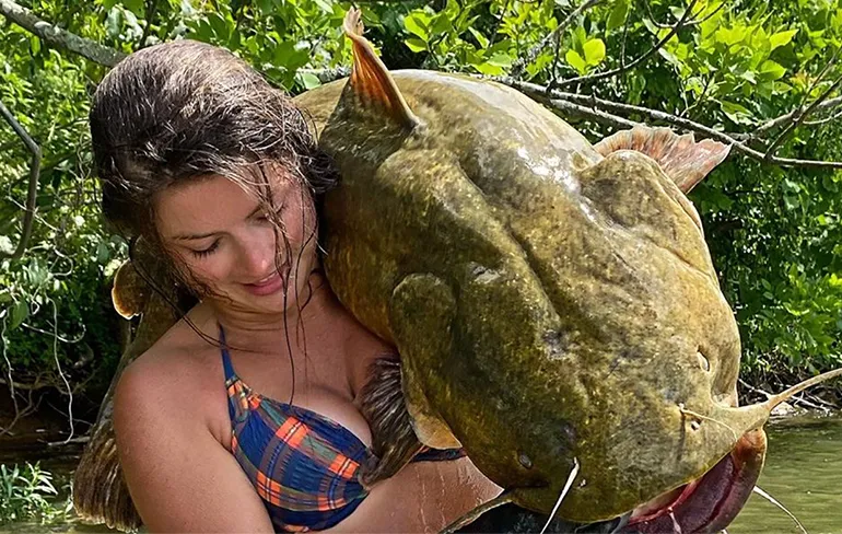 Hannah laat zien hoe goed ze is met handvissen