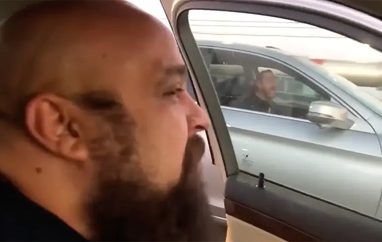 He broer, mijn raampje is kapot, dus road rage kan niet doorgaan