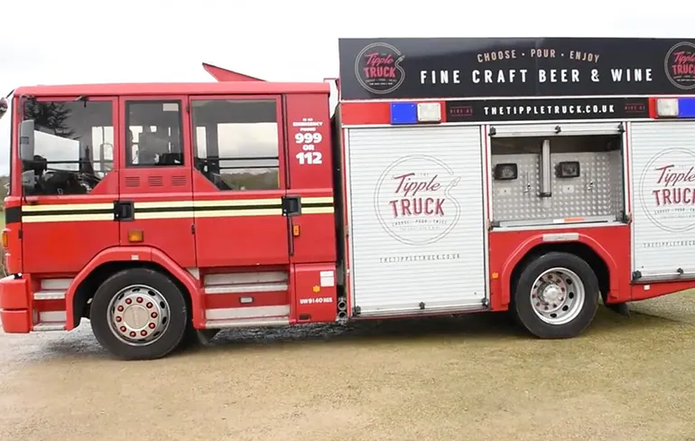 Hebben: Brandweerwagen omgebouwd tot rijdende kroeg!