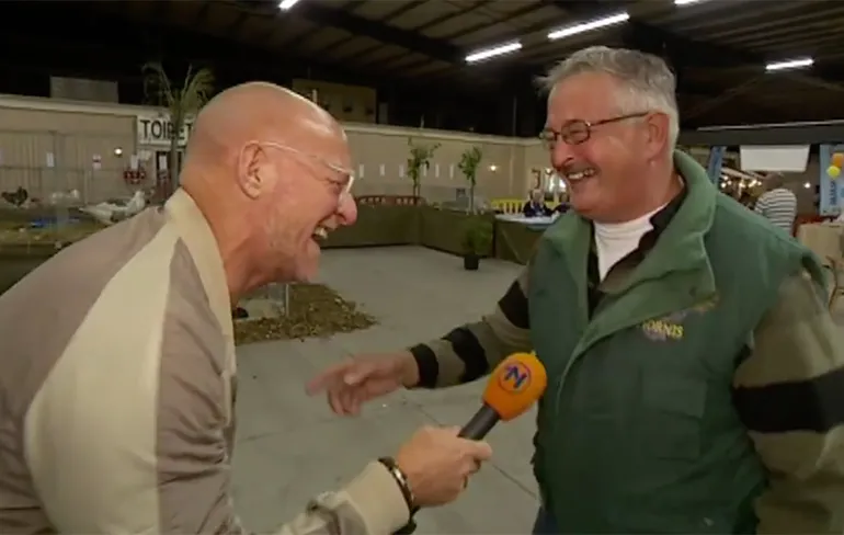 Heeft deze kippenboer een haan ingeslikt?