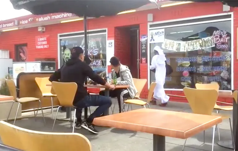 Heel erg fout: Mensen laten schrikken met bommen