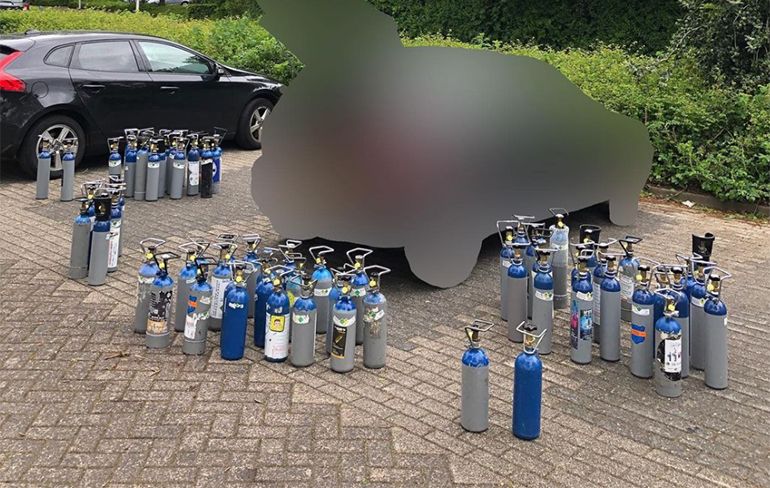 Heel Zwolle zonder lachgas: Politie houdt verdachte aan met 78 flessen lachgas in auto