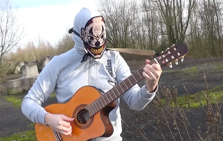 Heerlijk rustgevend: Gemaskerde gitarist maakt nog een Happy Hardcore Mashup