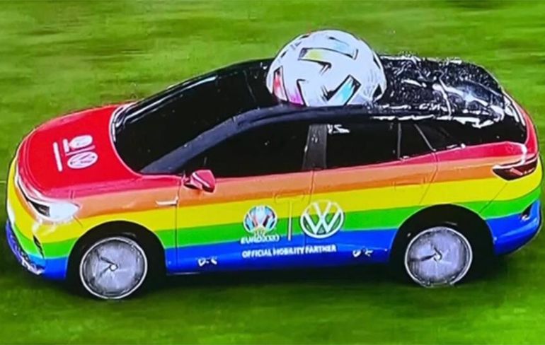 Heerlijke humor: Wesley Sneijder geniet van een ritje in zijn auto