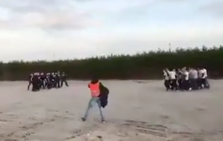 Heftige beelden afgesproken gevecht AZ en Feyenoord Hooligans opgedoken