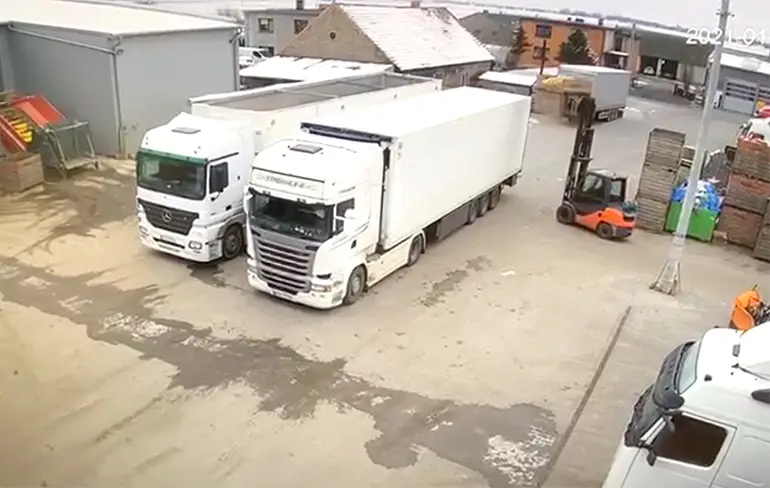 Heftruckchauffeur vergist zich in vrachtwagen
