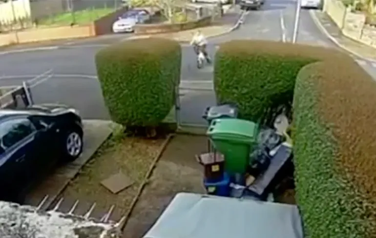 Hek gebogen, dus toch even kijken op bewakingscamera naar de oorzaak