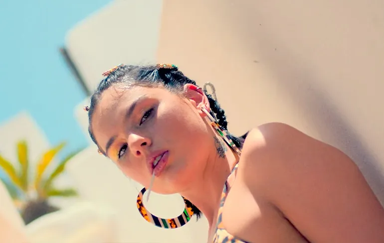 Helaas, wereldwijd geblokkeerde clip "Faka" van Famke Louise toch te zien