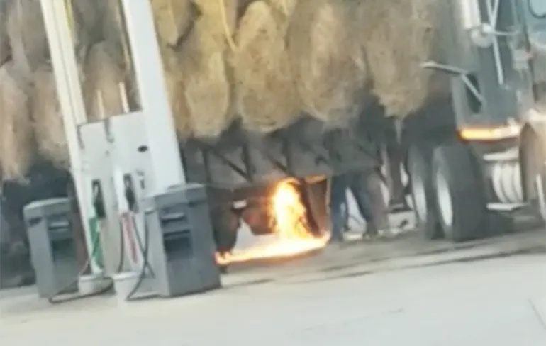 Helder licht doet even lassen bij balen hooi en een benzinestation