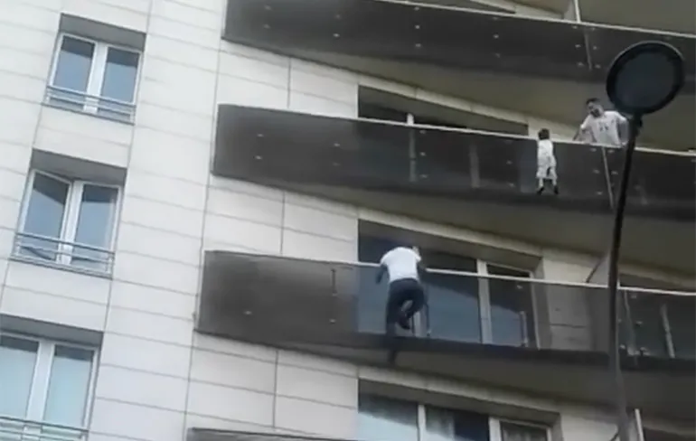 Heldhaftige Spider-Man mag in Frankrijk blijven na redden kind van balkon