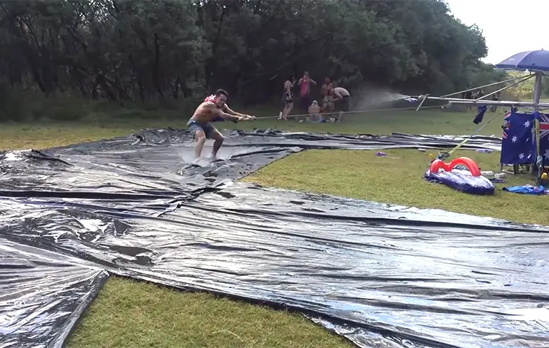 Hele brute Slip 'N Slide in achtertuin ergens in Australie