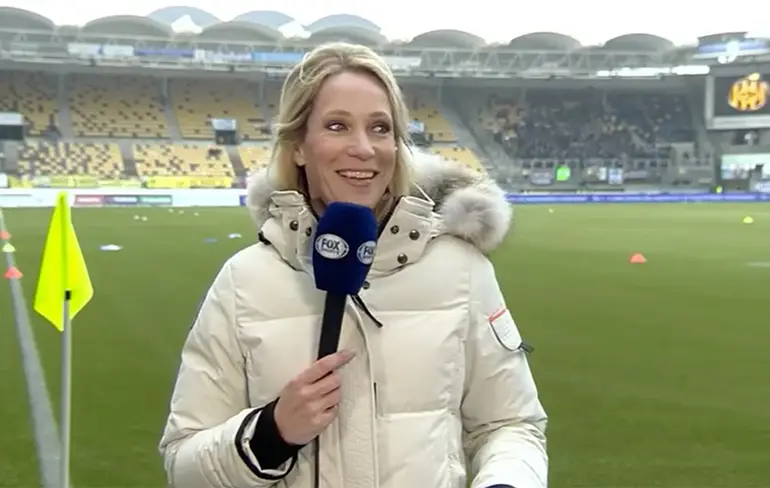 Helene van Fox Sports vergeet even dat ze live is...