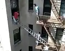 Heldhaftige buur red man uit brandende appartement