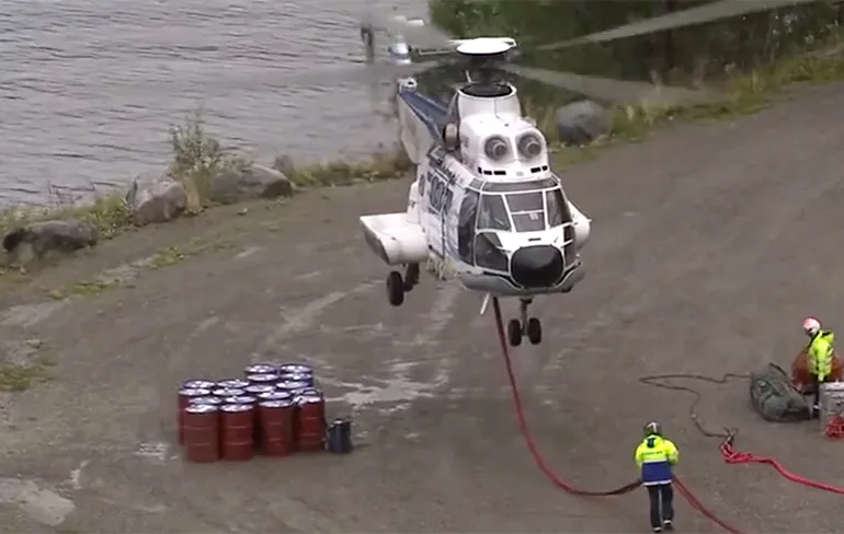 Helikopter met sloopkogel sloopt stuk van berg in Noorwegen