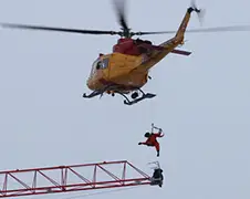 Helikopter redt kraanoperator van kraan