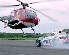 Helikopter vs Auto: Felix Baumgartner doet wedstrijdje driften