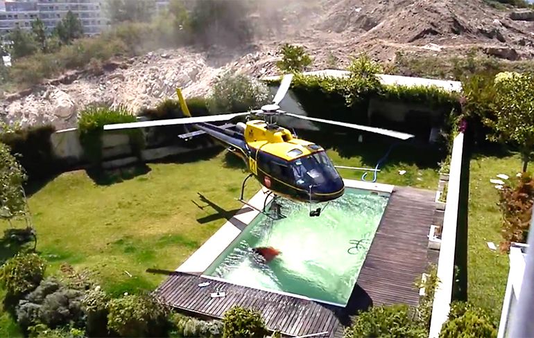Helikopterpiloot heeft water nodig om brand te blussen