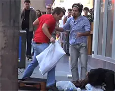 Helpen mensen een dakloze in een gevecht?