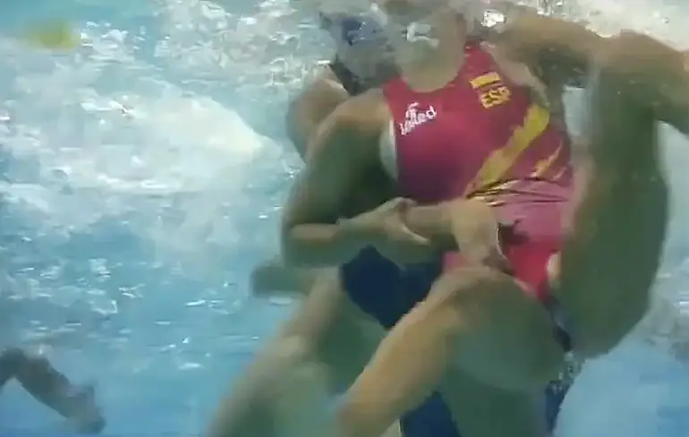 Het gaat er ruig aan toe tijdens vrouwen waterpolo